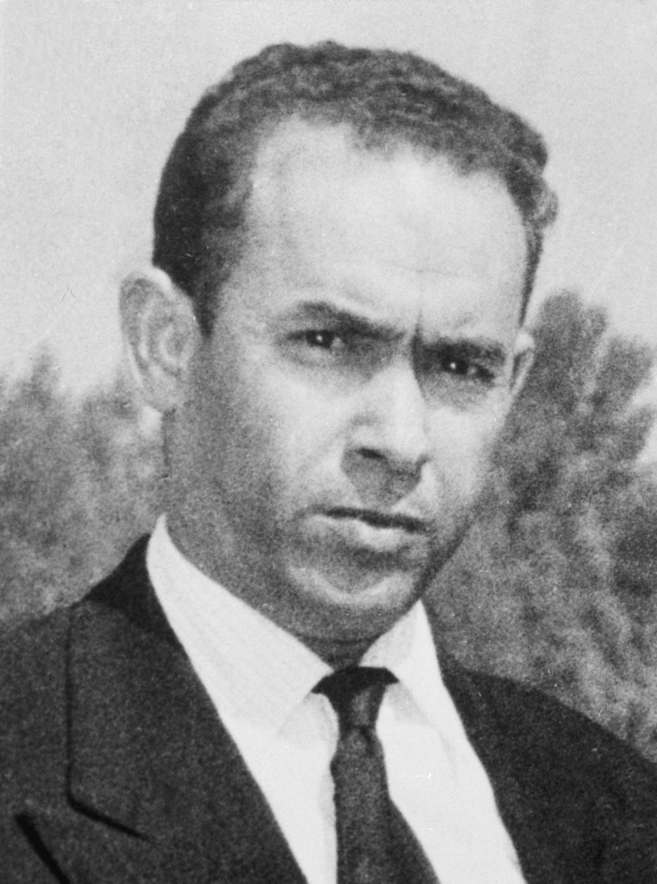 Portrait d’archive en noir et blanc de Mehdi Ben Barka en 1965